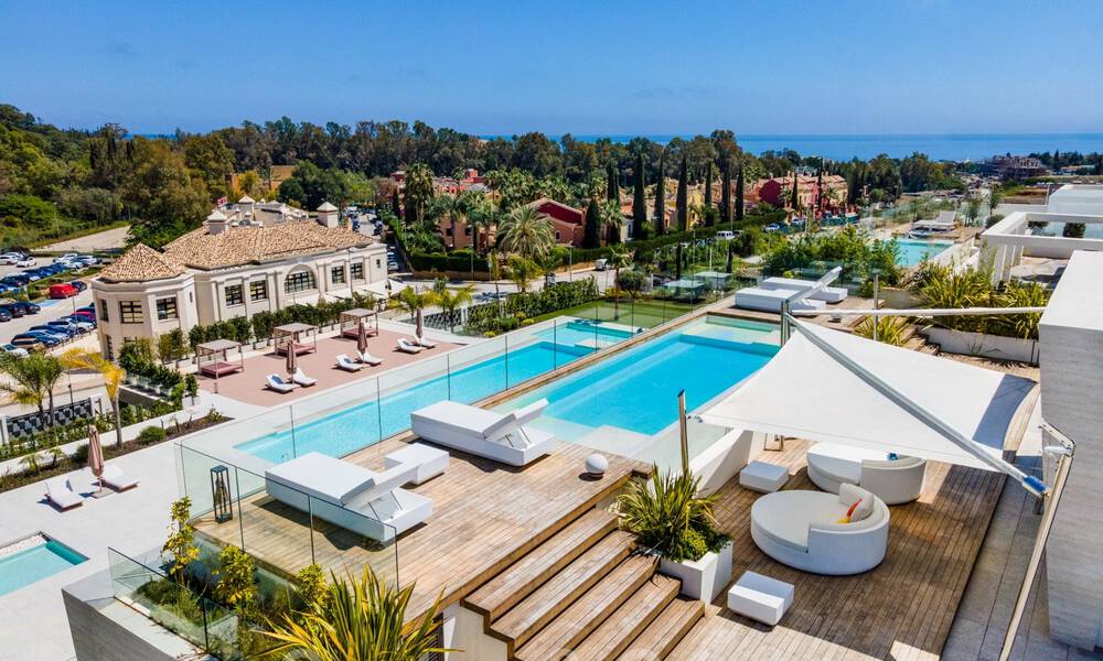 Lujoso y exclusivo ático con enorme solárium y piscina privada en venta en Marbella, Milla de Oro 41130