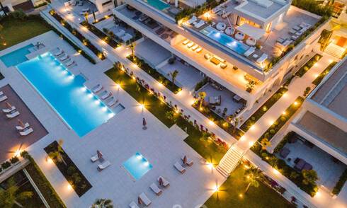 Lujoso y exclusivo ático con enorme solárium y piscina privada en venta en Marbella, Milla de Oro 41132
