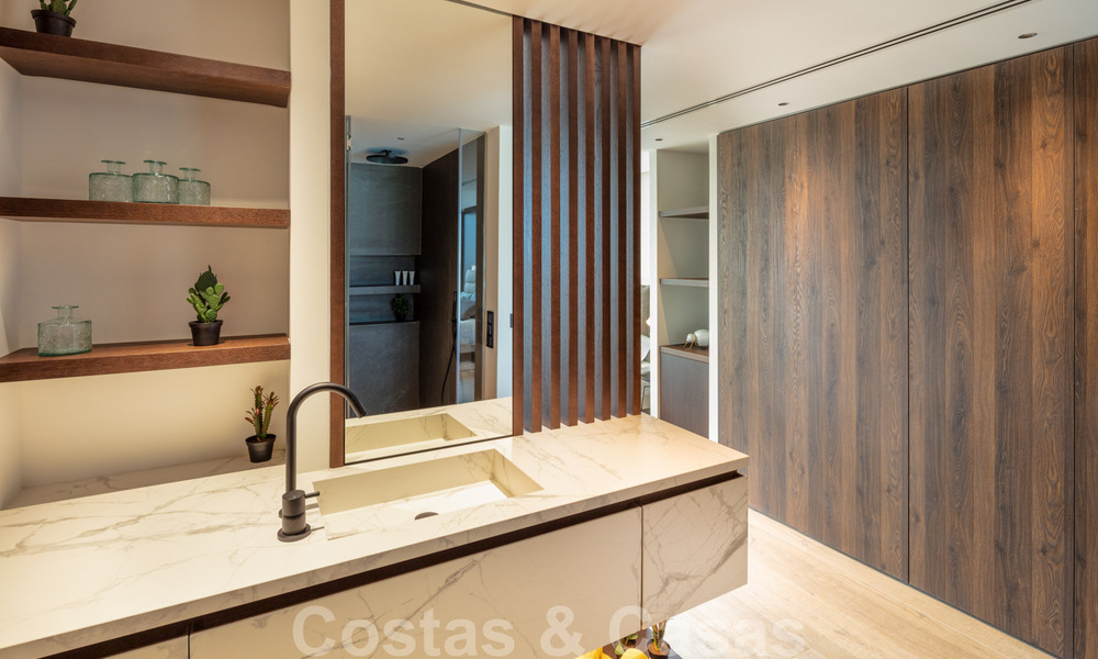 Contemporáneo, moderno, apartamento de lujo en venta con vistas panorámicas al mar en Río Real, Marbella 41280