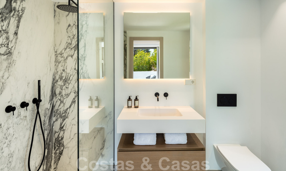 Villa de lujo contemporánea en venta con vistas panorámicas al mar y a la montaña La Concha, en la prestigiosa Milla de Oro de Marbella 41305