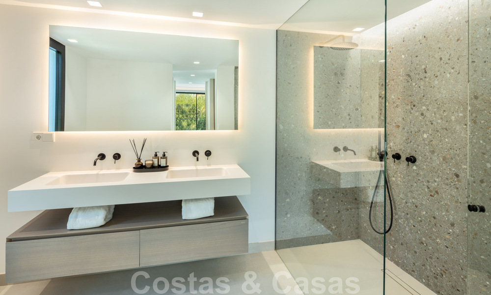 Villa de lujo contemporánea en venta con vistas panorámicas al mar y a la montaña La Concha, en la prestigiosa Milla de Oro de Marbella 41315