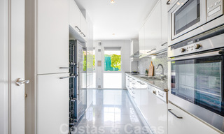 Apartamento reformado y moderno en venta con una amplia terraza en Nueva Andalucía, Marbella 41338 