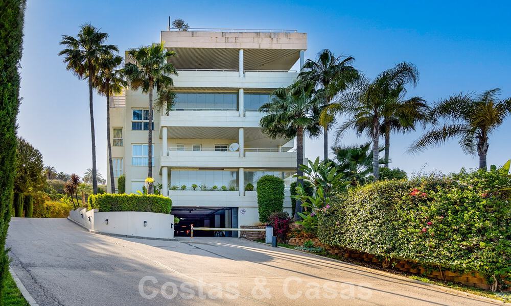 Apartamento reformado y moderno en venta con una amplia terraza en Nueva Andalucía, Marbella 41340