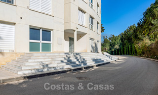 Apartamento reformado y moderno en venta con una amplia terraza en Nueva Andalucía, Marbella 41341 
