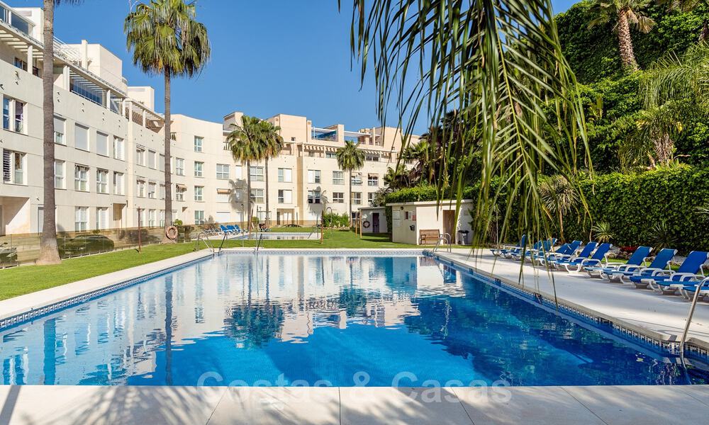 Apartamento reformado y moderno en venta con una amplia terraza en Nueva Andalucía, Marbella 41342