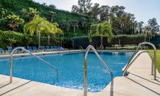 Apartamento reformado y moderno en venta con una amplia terraza en Nueva Andalucía, Marbella 41343 