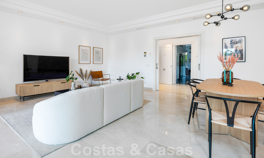 Apartamento reformado y moderno en venta con una amplia terraza en Nueva Andalucía, Marbella 41346