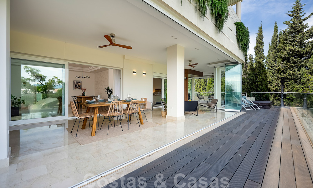 Apartamento reformado y moderno en venta con una amplia terraza en Nueva Andalucía, Marbella 41351
