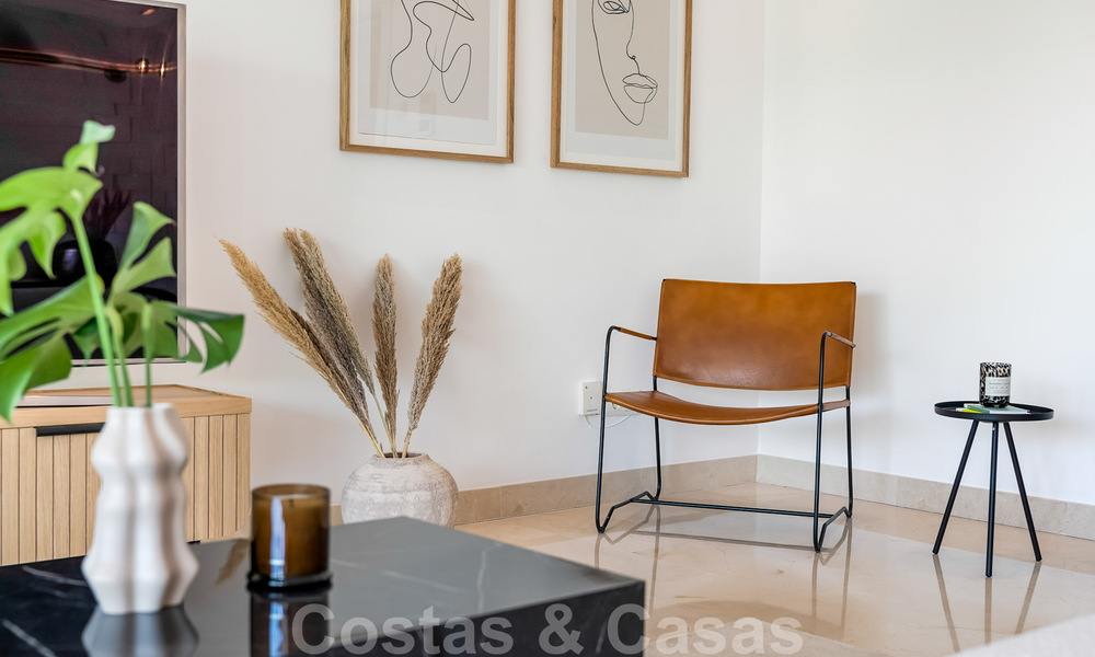 Apartamento reformado y moderno en venta con una amplia terraza en Nueva Andalucía, Marbella 41352