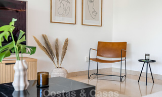 Apartamento reformado y moderno en venta con una amplia terraza en Nueva Andalucía, Marbella 41352 
