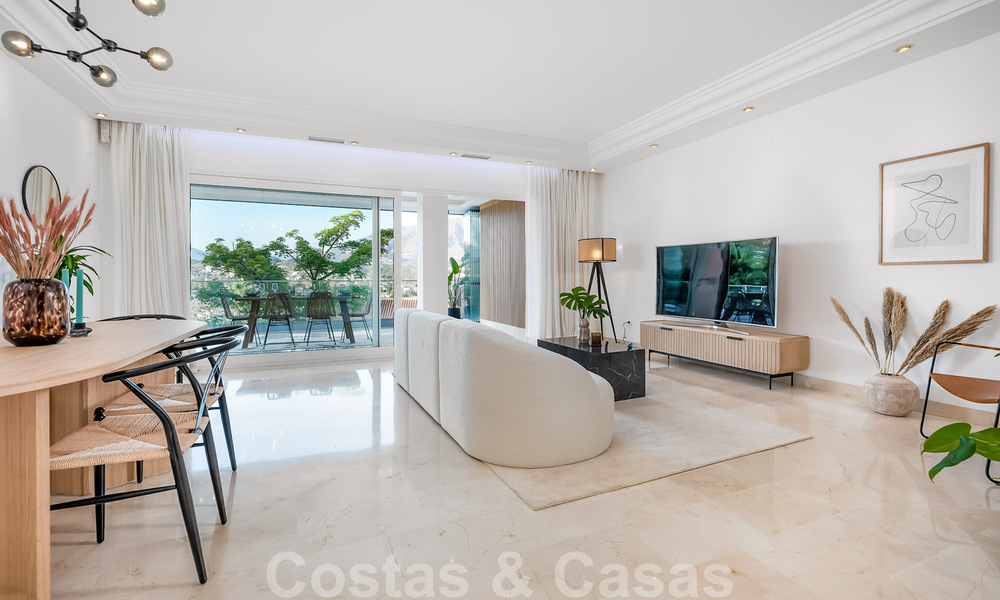 Apartamento reformado y moderno en venta con una amplia terraza en Nueva Andalucía, Marbella 41353