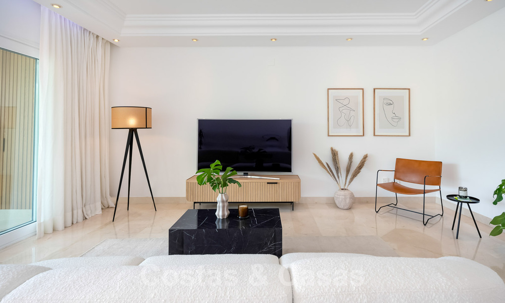 Apartamento reformado y moderno en venta con una amplia terraza en Nueva Andalucía, Marbella 41354