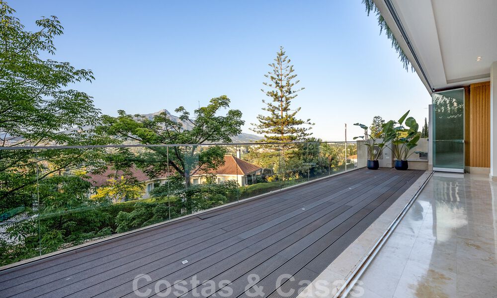 Apartamento reformado y moderno en venta con una amplia terraza en Nueva Andalucía, Marbella 41356