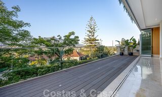 Apartamento reformado y moderno en venta con una amplia terraza en Nueva Andalucía, Marbella 41356 