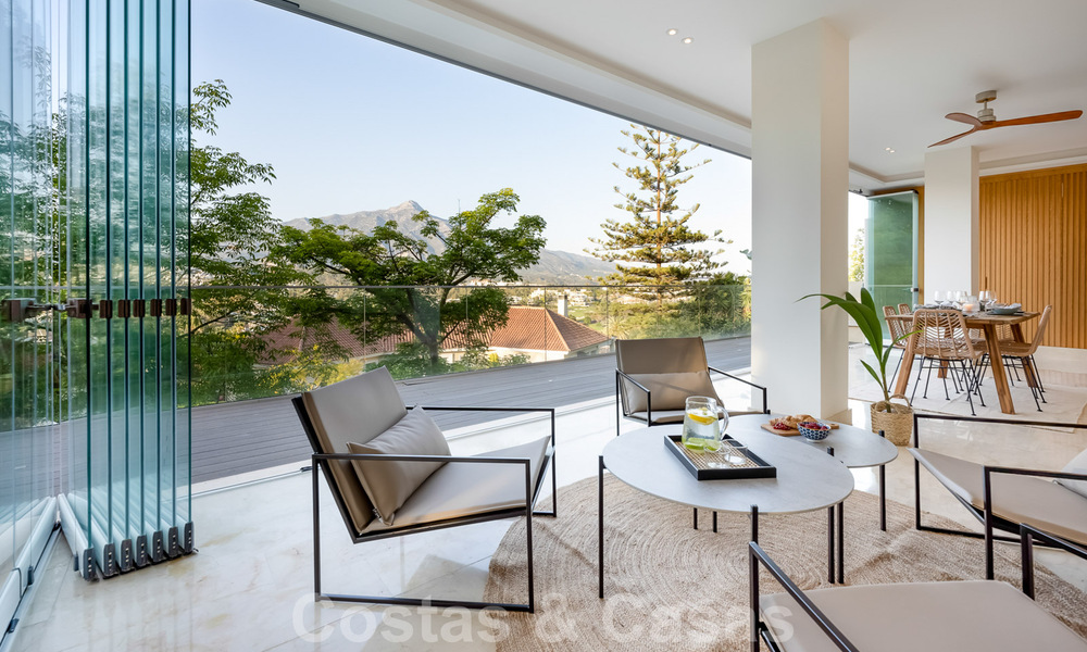 Apartamento reformado y moderno en venta con una amplia terraza en Nueva Andalucía, Marbella 41358
