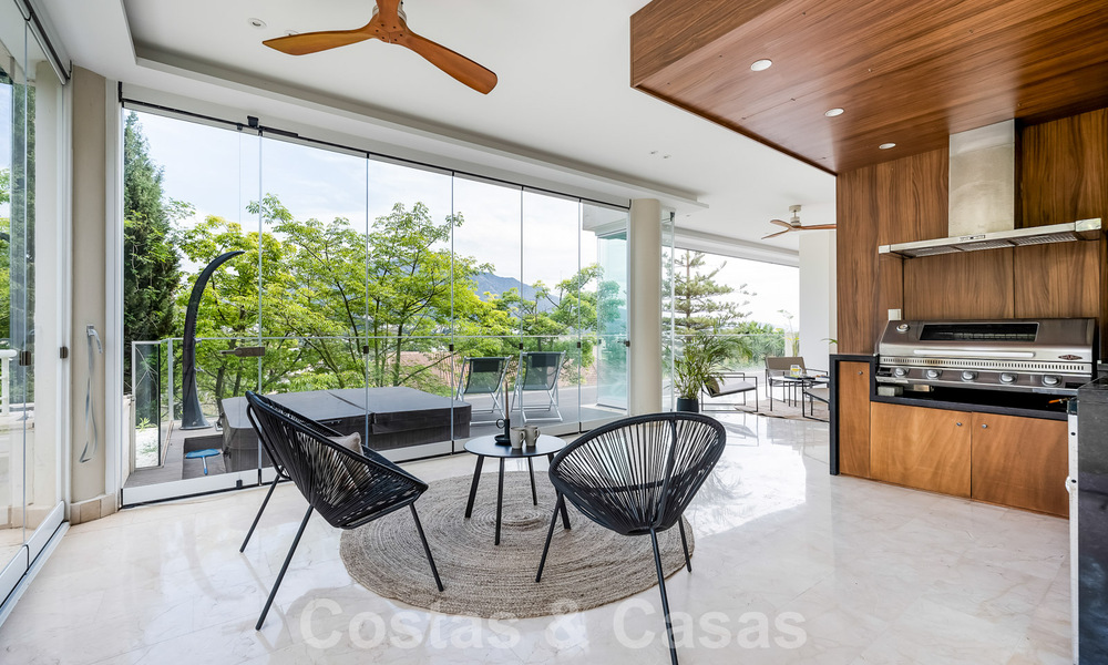 Apartamento reformado y moderno en venta con una amplia terraza en Nueva Andalucía, Marbella 41360