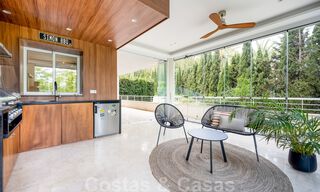 Apartamento reformado y moderno en venta con una amplia terraza en Nueva Andalucía, Marbella 41361 