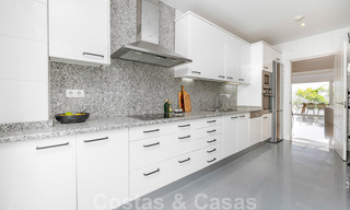 Apartamento reformado y moderno en venta con una amplia terraza en Nueva Andalucía, Marbella 41363 