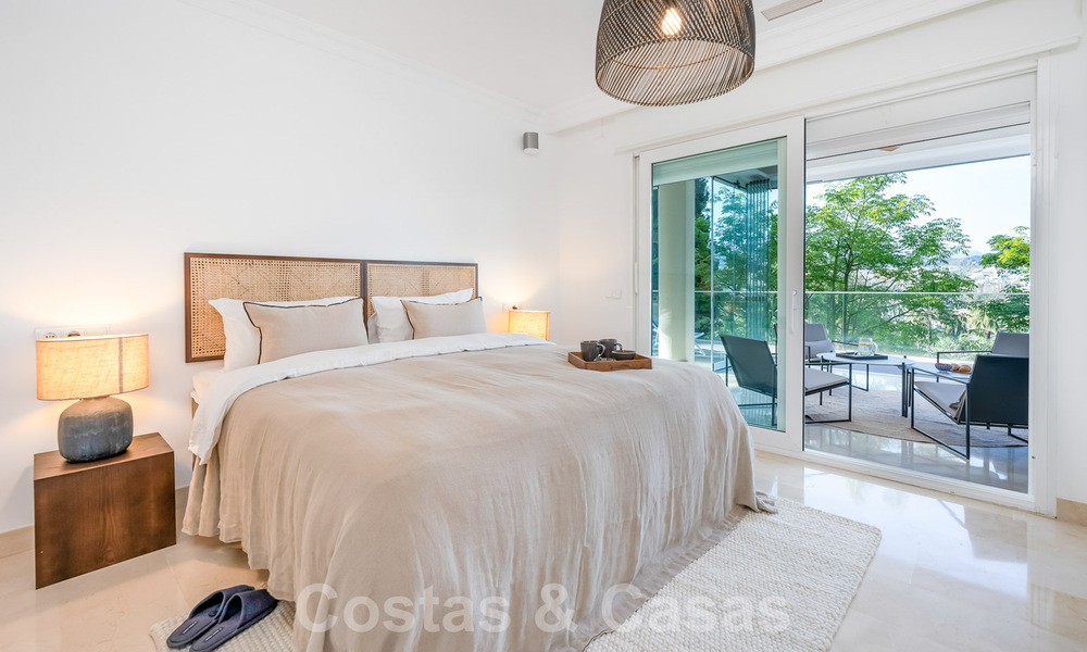 Apartamento reformado y moderno en venta con una amplia terraza en Nueva Andalucía, Marbella 41365
