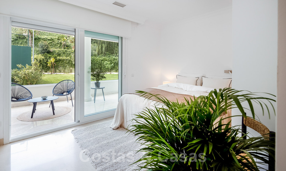 Apartamento reformado y moderno en venta con una amplia terraza en Nueva Andalucía, Marbella 41371