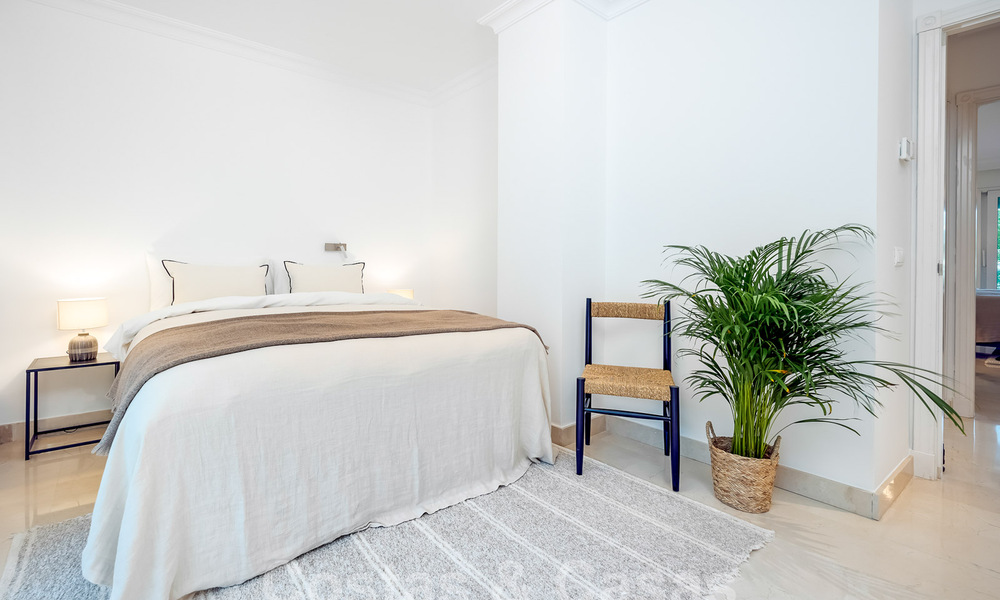 Apartamento reformado y moderno en venta con una amplia terraza en Nueva Andalucía, Marbella 41372