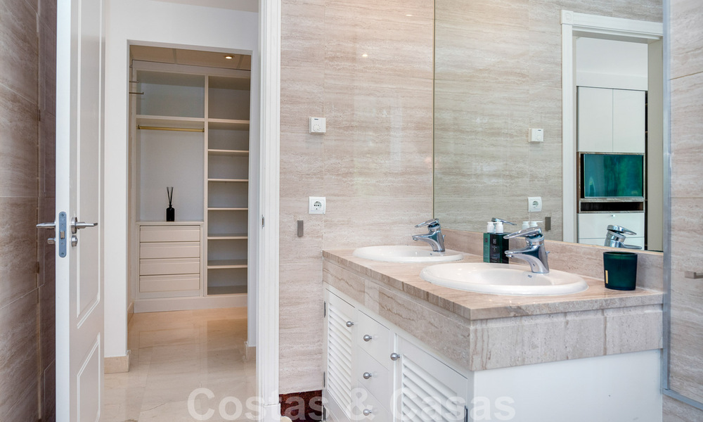 Apartamento reformado y moderno en venta con una amplia terraza en Nueva Andalucía, Marbella 41374