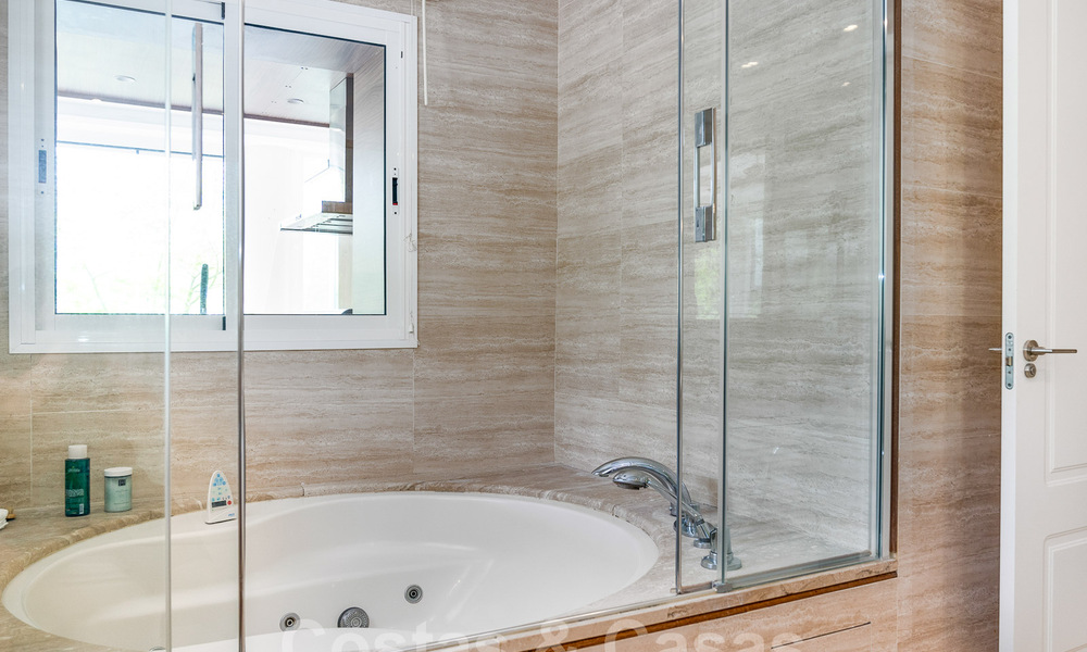 Apartamento reformado y moderno en venta con una amplia terraza en Nueva Andalucía, Marbella 41375