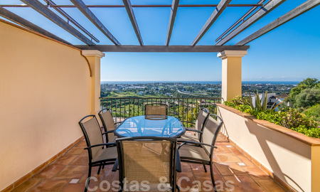 Lujoso ático dúplex en venta con vistas panorámicas al mar en Benahavis – Marbella 41458