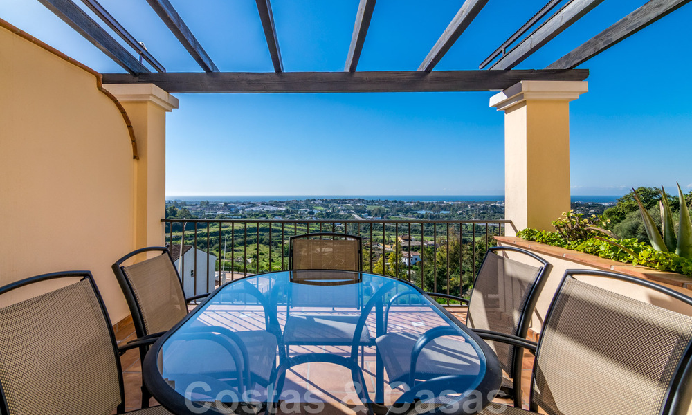 Lujoso ático dúplex en venta con vistas panorámicas al mar en Benahavis – Marbella 41463