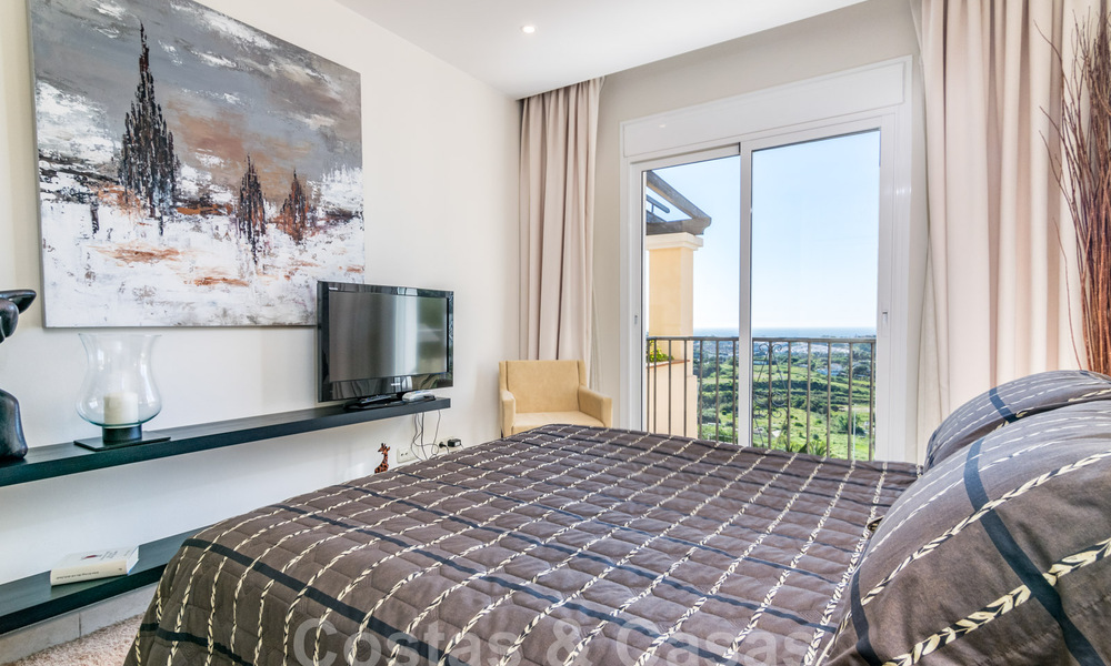 Lujoso ático dúplex en venta con vistas panorámicas al mar en Benahavis – Marbella 41471