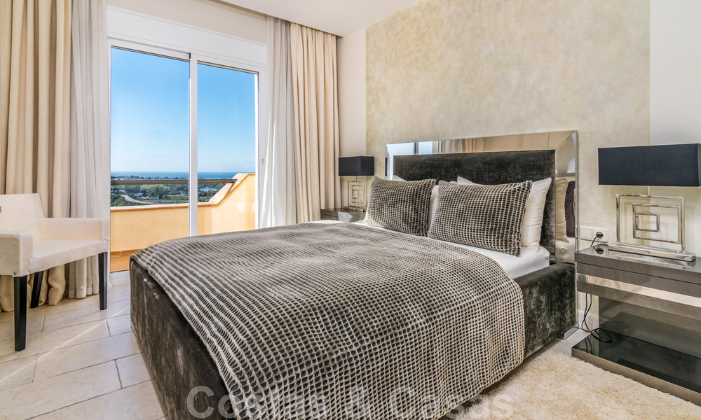 Lujoso ático dúplex en venta con vistas panorámicas al mar en Benahavis – Marbella 41474