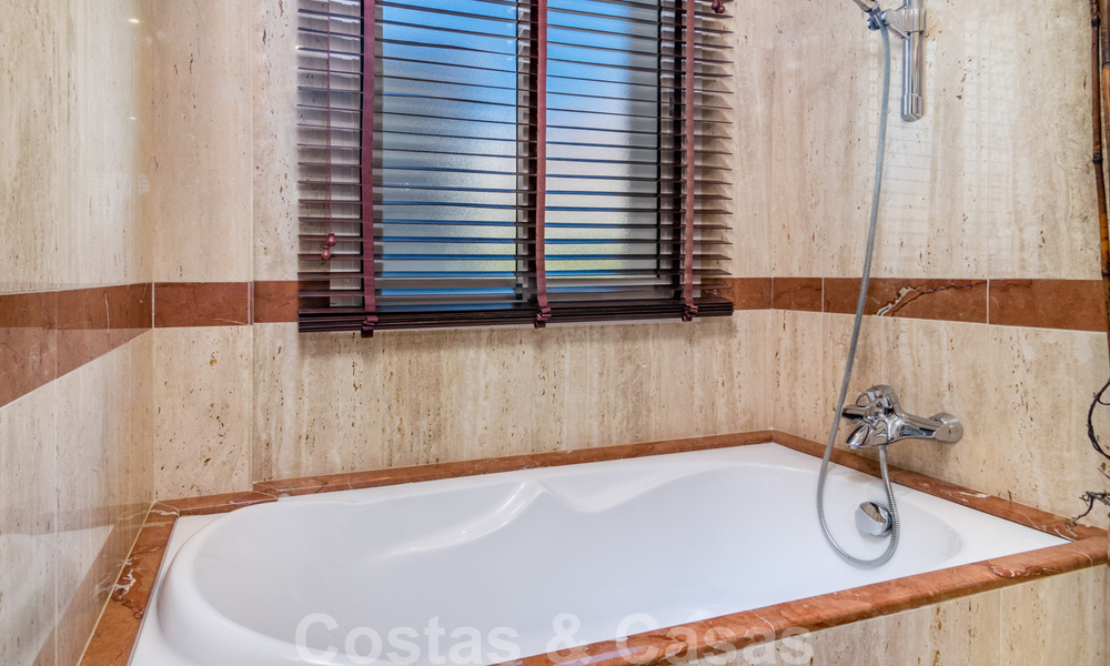 Lujoso ático dúplex en venta con vistas panorámicas al mar en Benahavis – Marbella 41483
