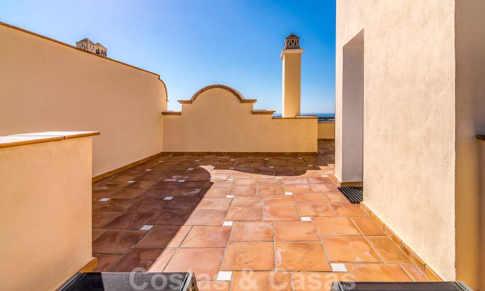 Lujoso ático dúplex en venta con vistas panorámicas al mar en Benahavis – Marbella 41485