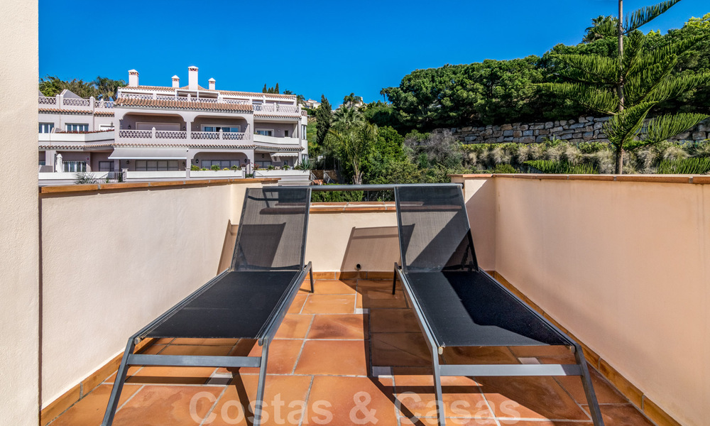 Lujoso ático dúplex en venta con vistas panorámicas al mar en Benahavis – Marbella 41487