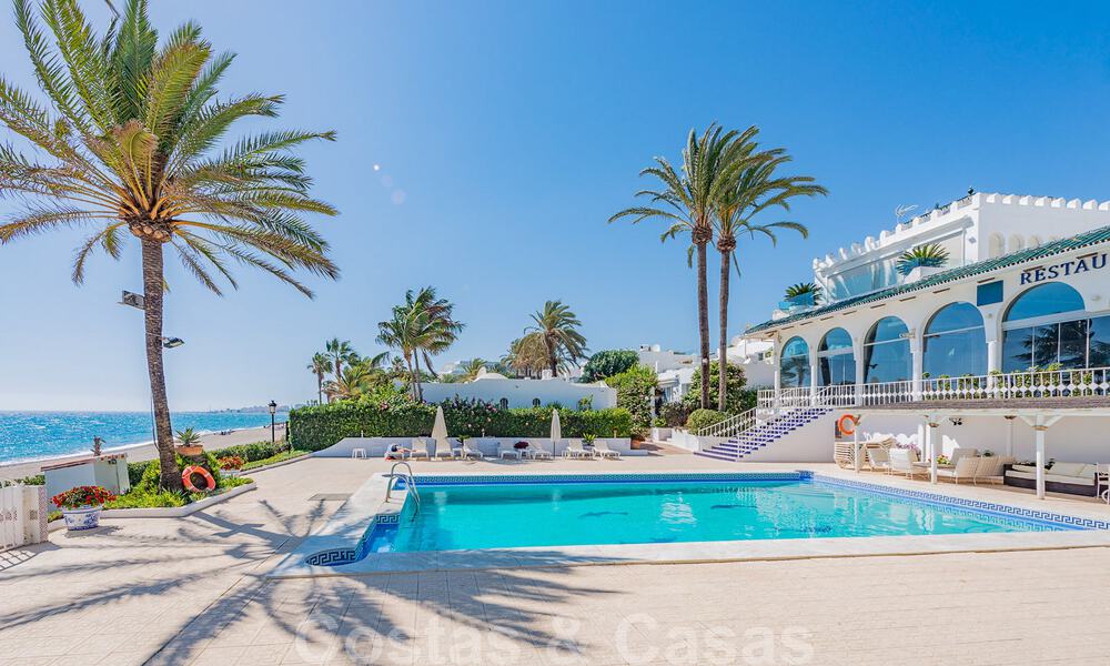 Encantadora casa en venta en un complejo directamente en la playa, con vistas al mar en la Milla de Oro - Marbella 41613