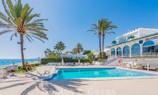 Encantadora casa en venta en un complejo directamente en la playa, con vistas al mar en la Milla de Oro - Marbella 41613 