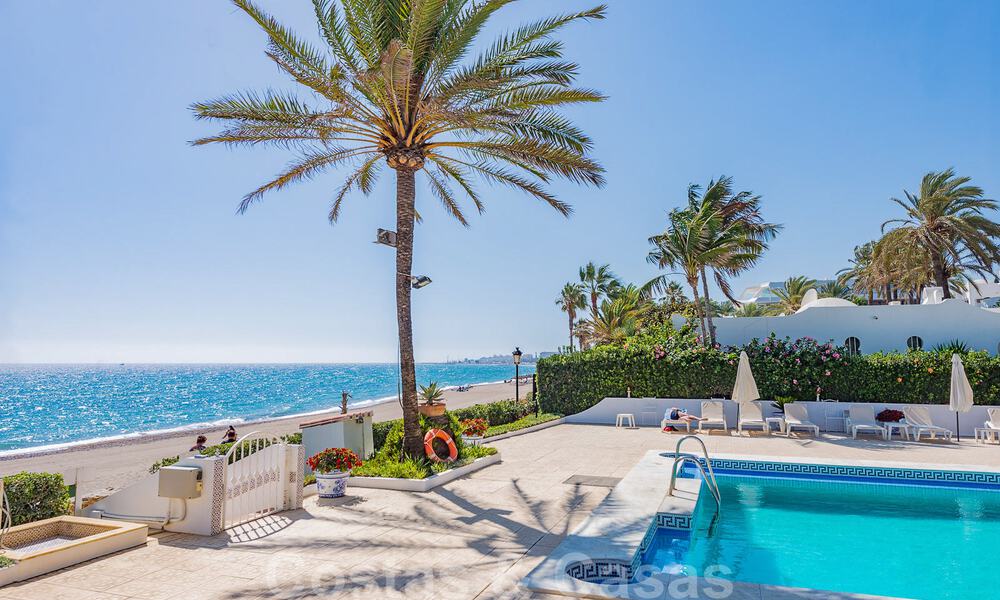 Encantadora casa en venta en un complejo directamente en la playa, con vistas al mar en la Milla de Oro - Marbella 41614