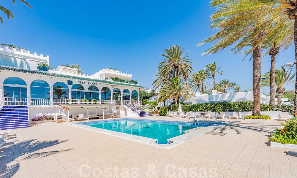 Encantadora casa en venta en un complejo directamente en la playa, con vistas al mar en la Milla de Oro - Marbella 41615