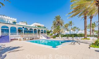 Encantadora casa en venta en un complejo directamente en la playa, con vistas al mar en la Milla de Oro - Marbella 41615 