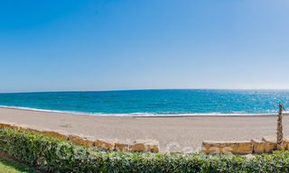 Encantadora casa en venta en un complejo directamente en la playa, con vistas al mar en la Milla de Oro - Marbella 41616 