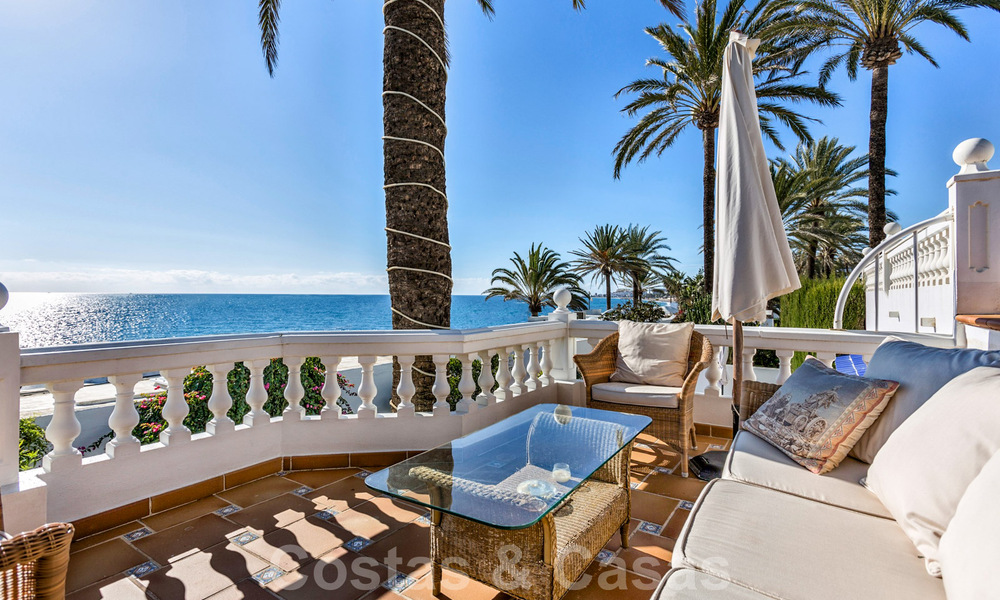 Encantadora casa en venta en un complejo directamente en la playa, con vistas al mar en la Milla de Oro - Marbella 41631