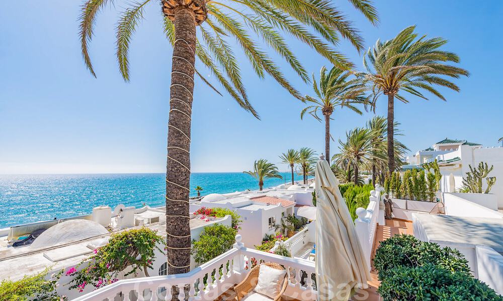 Encantadora casa en venta en un complejo directamente en la playa, con vistas al mar en la Milla de Oro - Marbella 41632