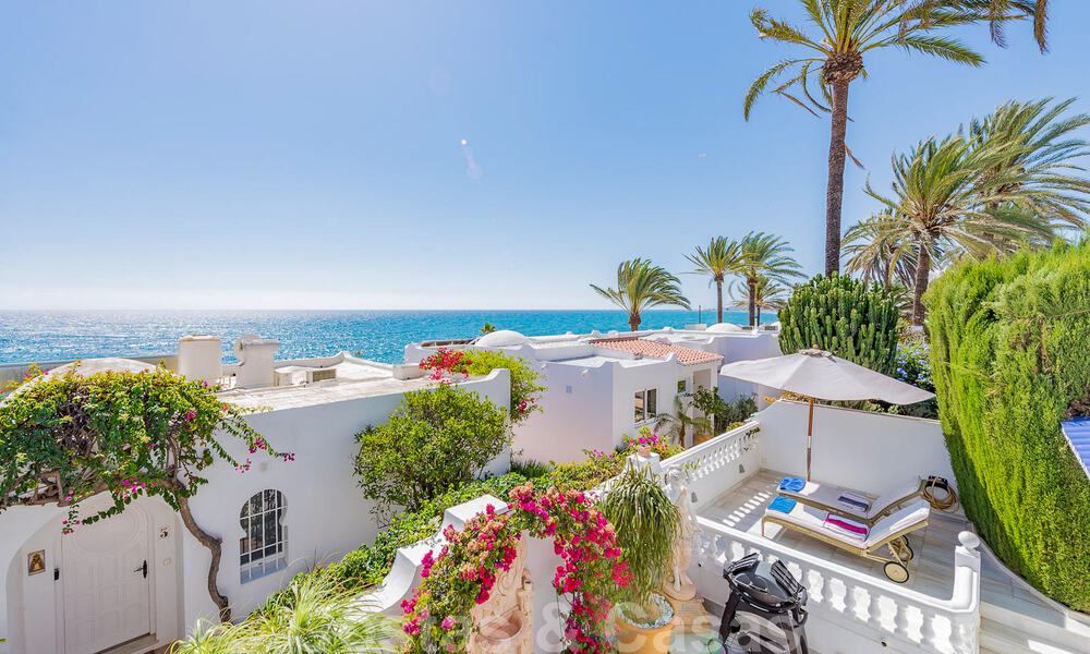 Encantadora casa en venta en un complejo directamente en la playa, con vistas al mar en la Milla de Oro - Marbella 41636