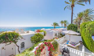 Encantadora casa en venta en un complejo directamente en la playa, con vistas al mar en la Milla de Oro - Marbella 41636 