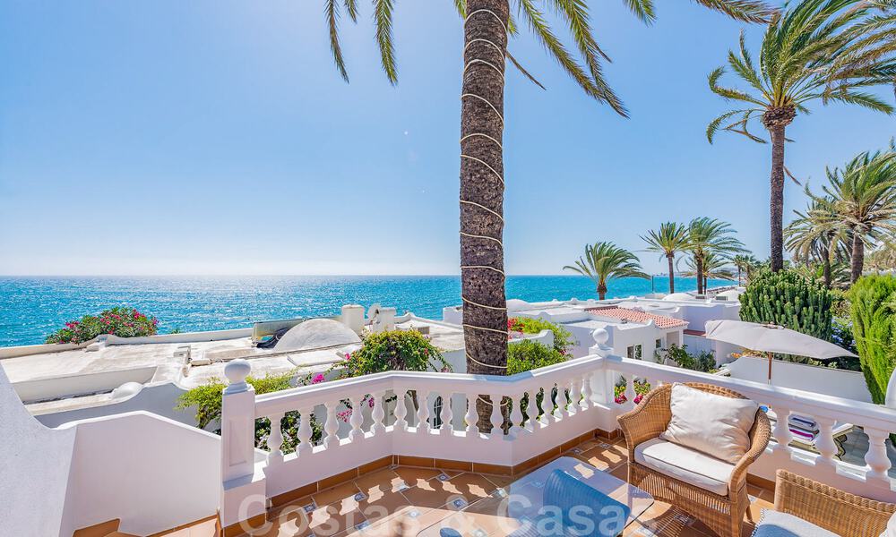 Encantadora casa en venta en un complejo directamente en la playa, con vistas al mar en la Milla de Oro - Marbella 41637