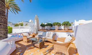 Encantadora casa en venta en un complejo directamente en la playa, con vistas al mar en la Milla de Oro - Marbella 41639 