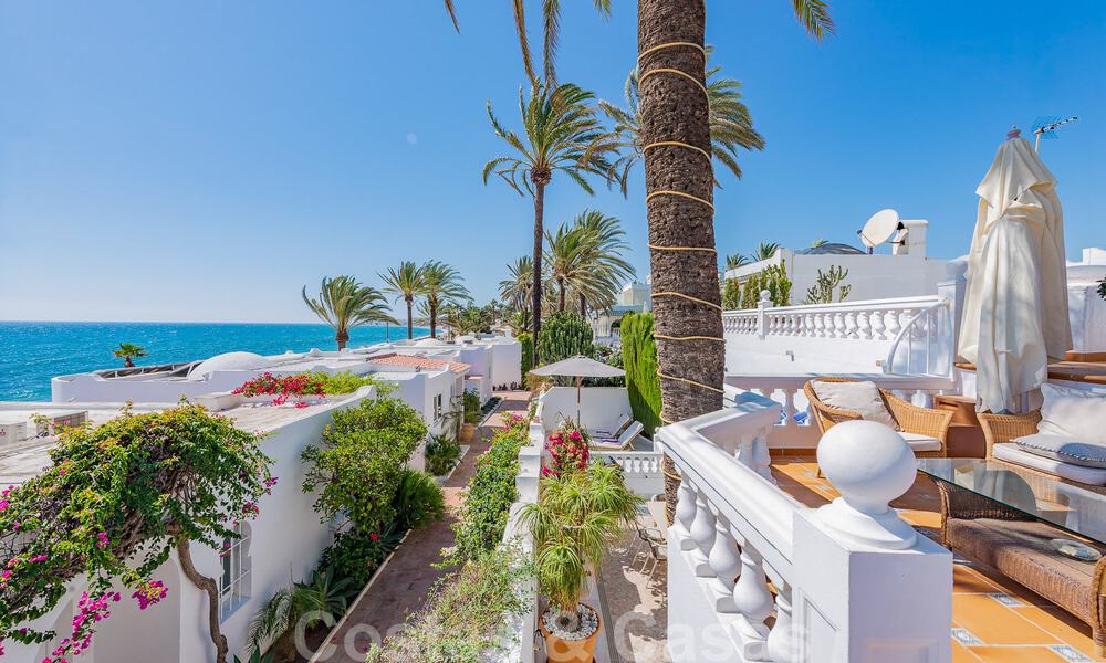 Encantadora casa en venta en un complejo directamente en la playa, con vistas al mar en la Milla de Oro - Marbella 41640