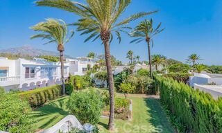Encantadora casa en venta en un complejo directamente en la playa, con vistas al mar en la Milla de Oro - Marbella 41644 