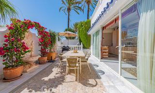 Encantadora casa en venta en un complejo directamente en la playa, con vistas al mar en la Milla de Oro - Marbella 41645 