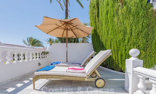Encantadora casa en venta en un complejo directamente en la playa, con vistas al mar en la Milla de Oro - Marbella 41648 